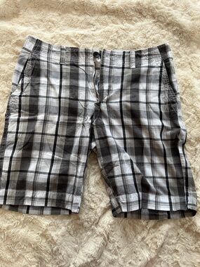 jf j.ferrar Men's Black & White Plaid Flat Front Shorts